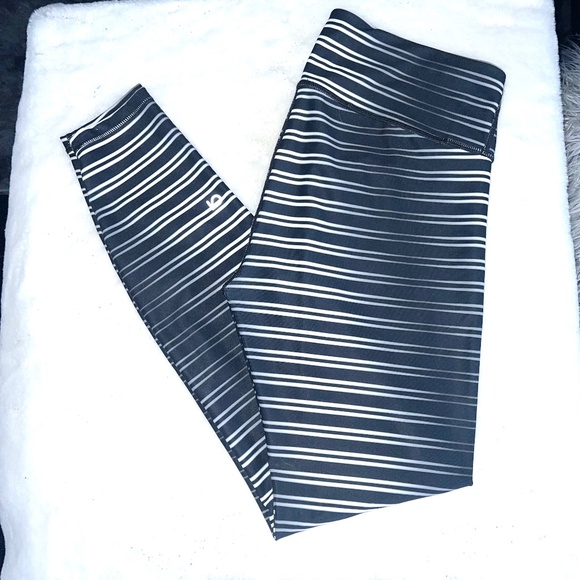 🔥2/$10 |•GAP•| Gap Fit Metal Streaks Striped Leggings Medium • Length 29 - Picture 1 of 9